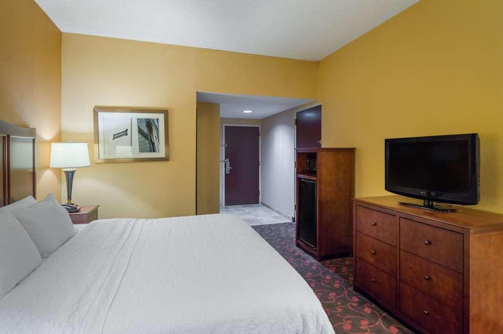 Larkspur Landing Carlisle Hotel Room photo